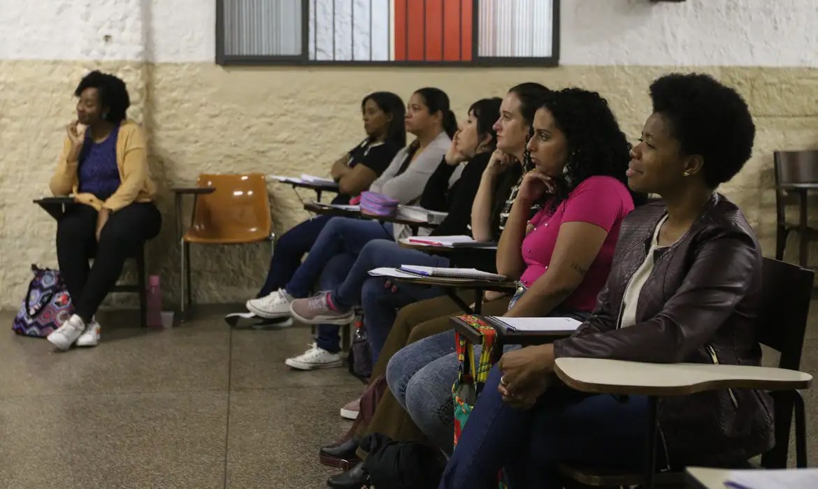 Cursinhos populares podem aderir à rede de apoio federal até o dia 4