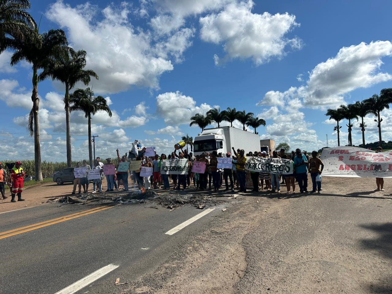 BR-101 fica interditada por seis horas durante protesto de moradores em Conceição da Barra