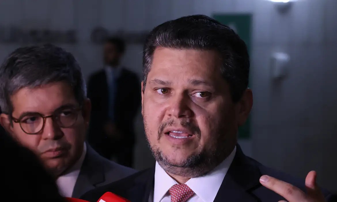 Alcolumbre mantém PEC 6×1 travada em semana esvaziada no Senado
