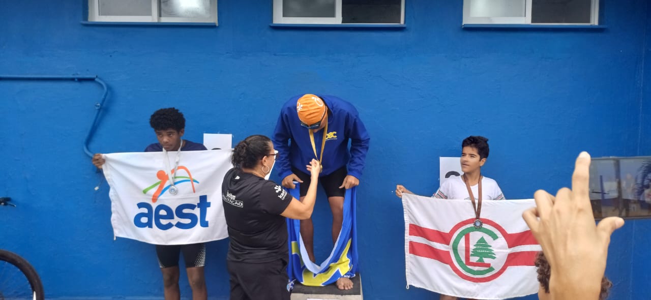Atleta mateense conquista ouro e prata em festival estadual de natação