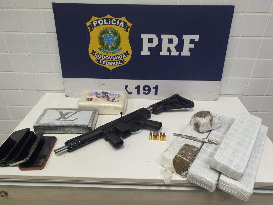 PRF detém quatro e apreende carabina, maconha e cocaína na BR-101