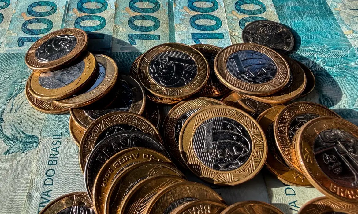 Inflação usada para corrigir salários acumula 4,33% em 12 meses