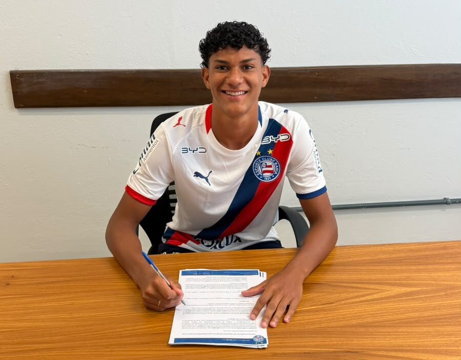 Jaguarense Henry Riquelme assina contrato profissional com o Bahia