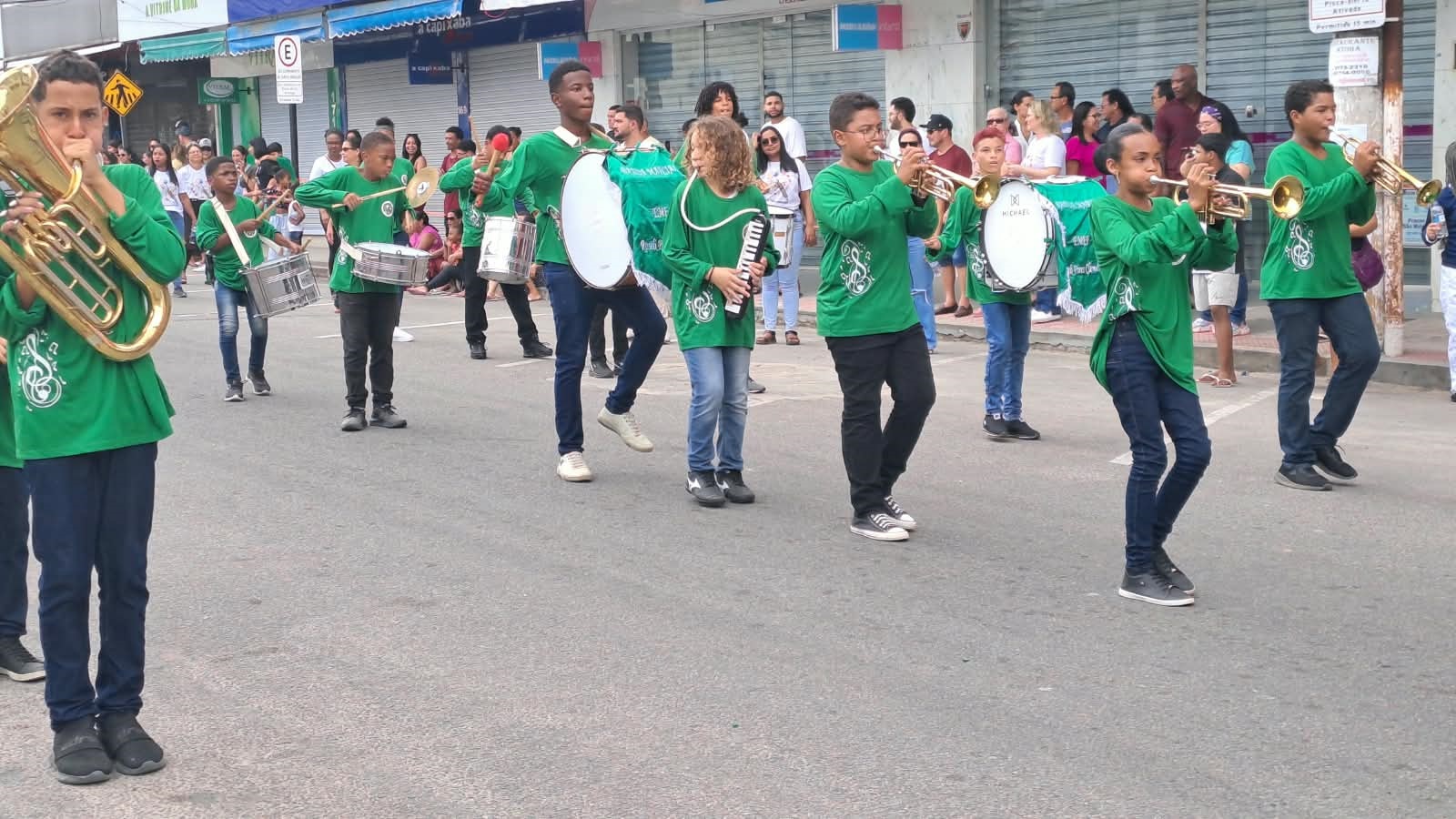 Desfile de 7 de Setembro toma o centro de São Mateus com escolas, 15 bandas, carros clássicos e cavalaria