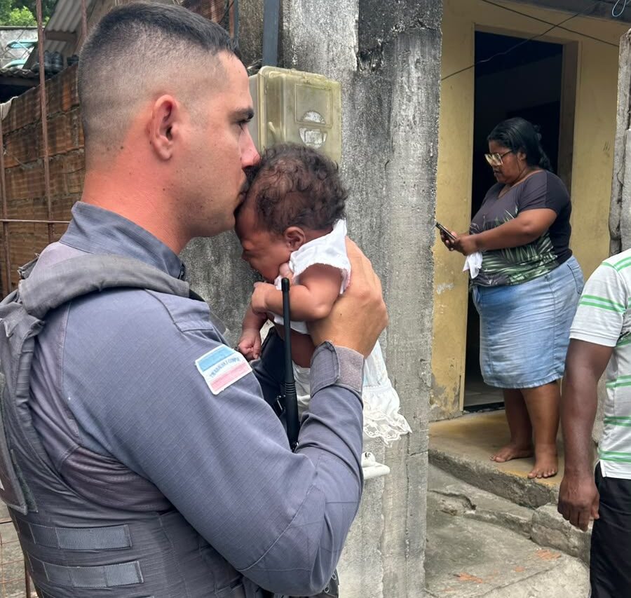 Policiais salvam bebê de um mês após engasgo com medicamento em São Mateus