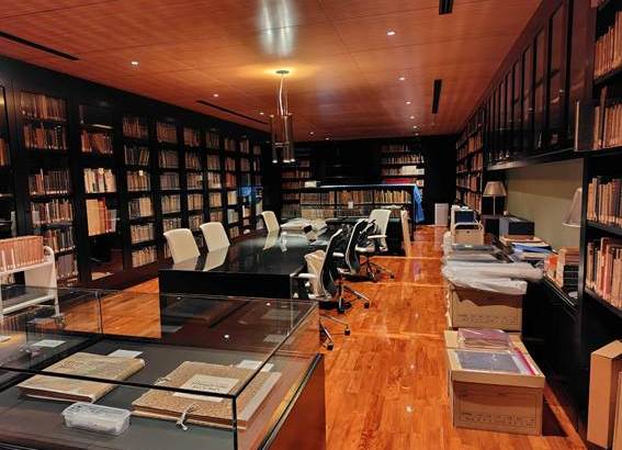 図書館の奥の貴重図書室を探訪