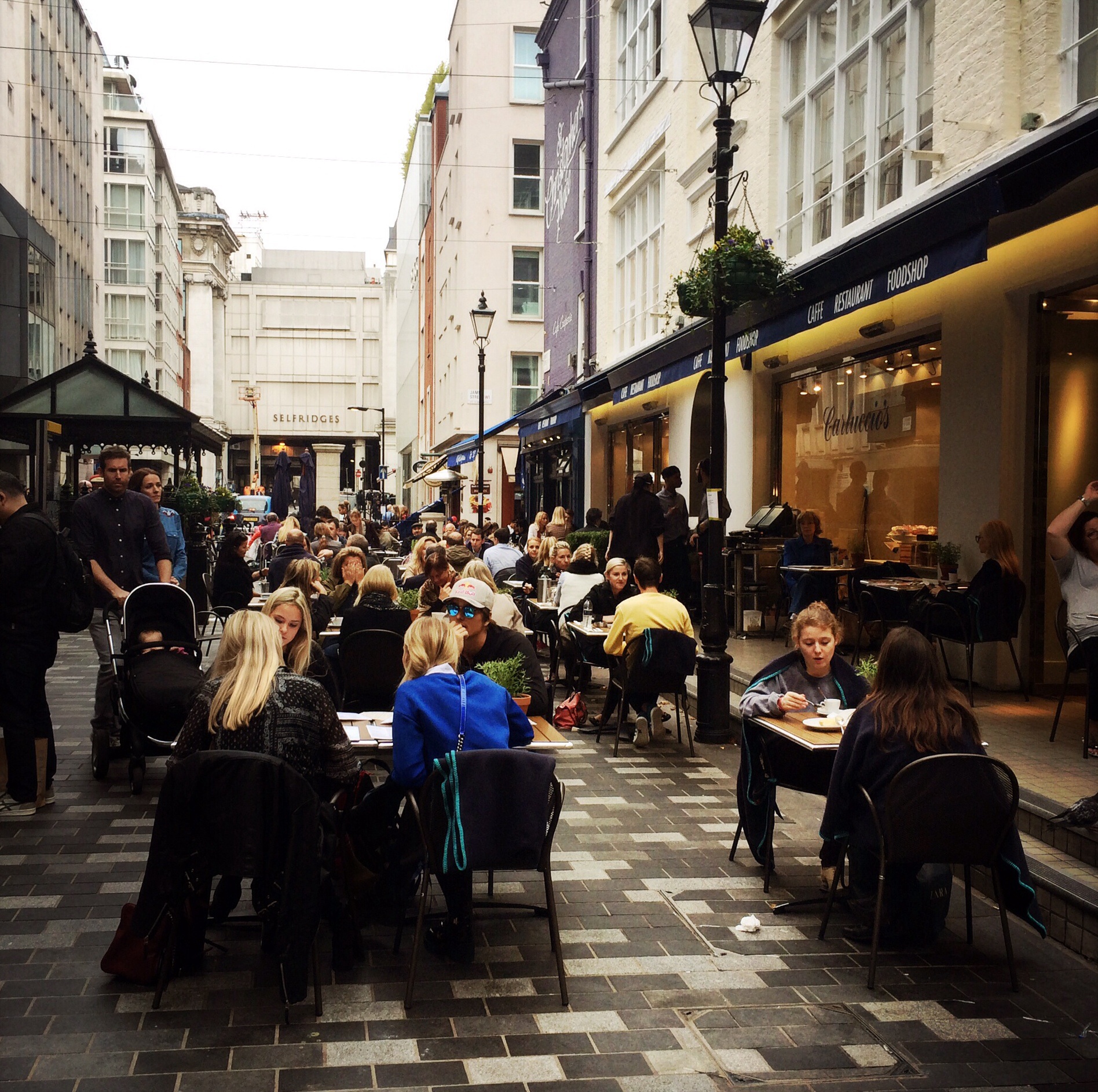 Alfresco dining, St Christopher's Place