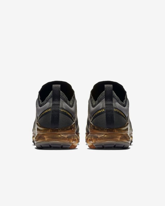 vapormax negro con dorado