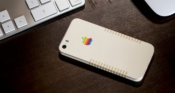iPhoneをレトロなMacカラーに変えられるSlickwrapsのステッカー「APPLE