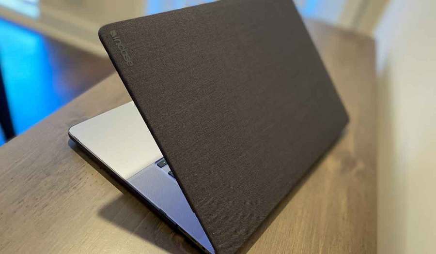 In Incase Textured Hardshell Case