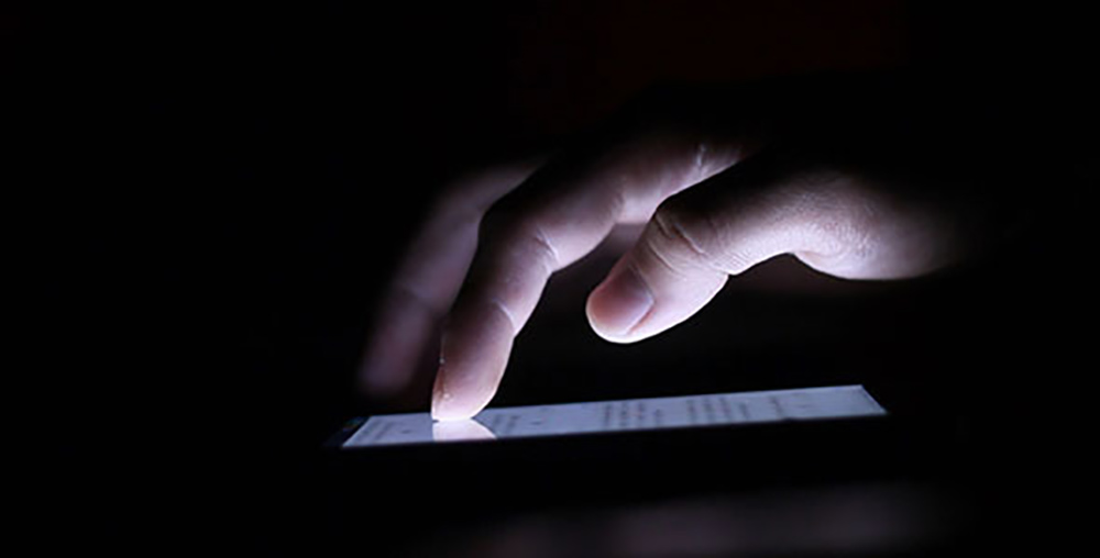 Using-Smartphone-In-The-Dark