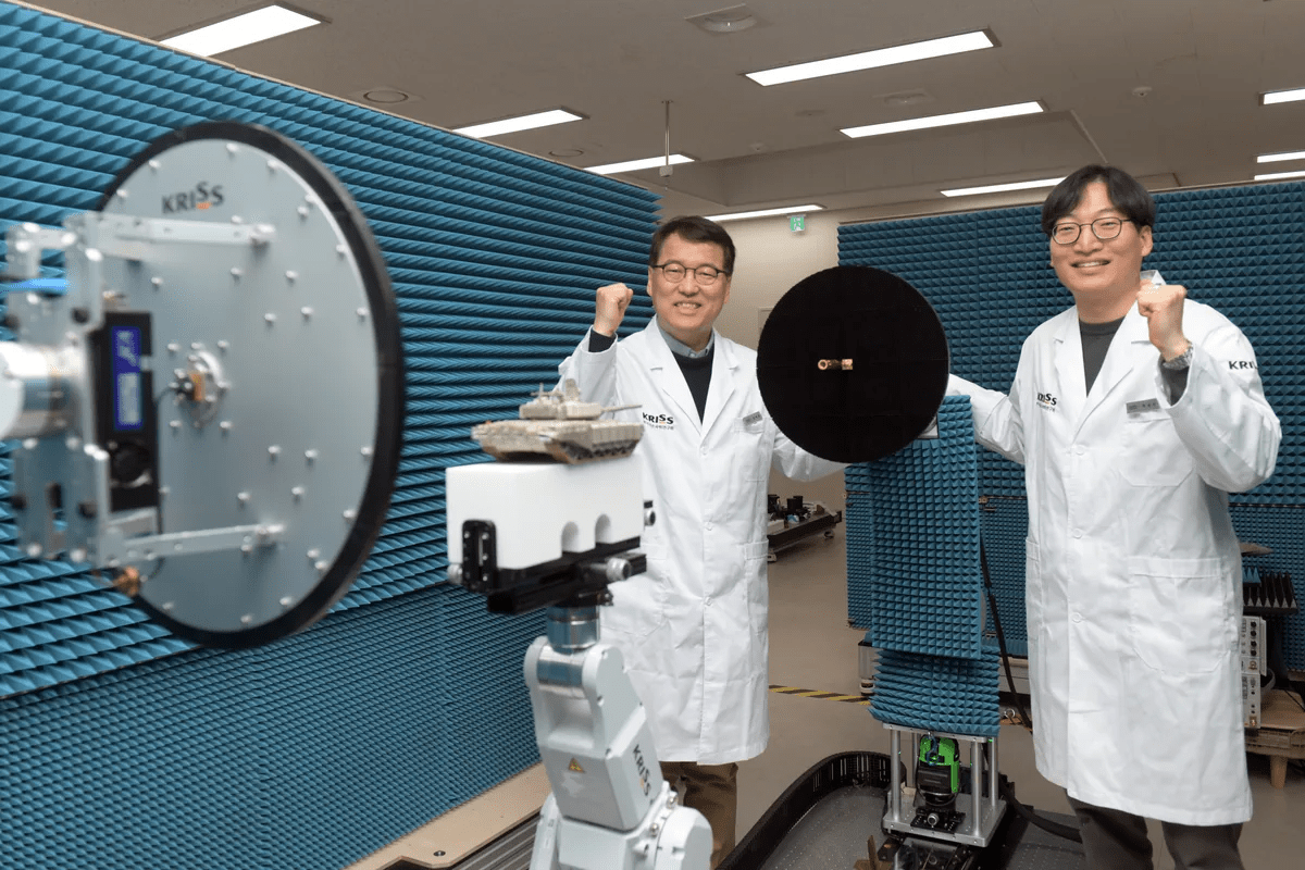 Ultra-Precision Robot Measures Electromagnetic Waves for Defense, Next-Gen Telecom