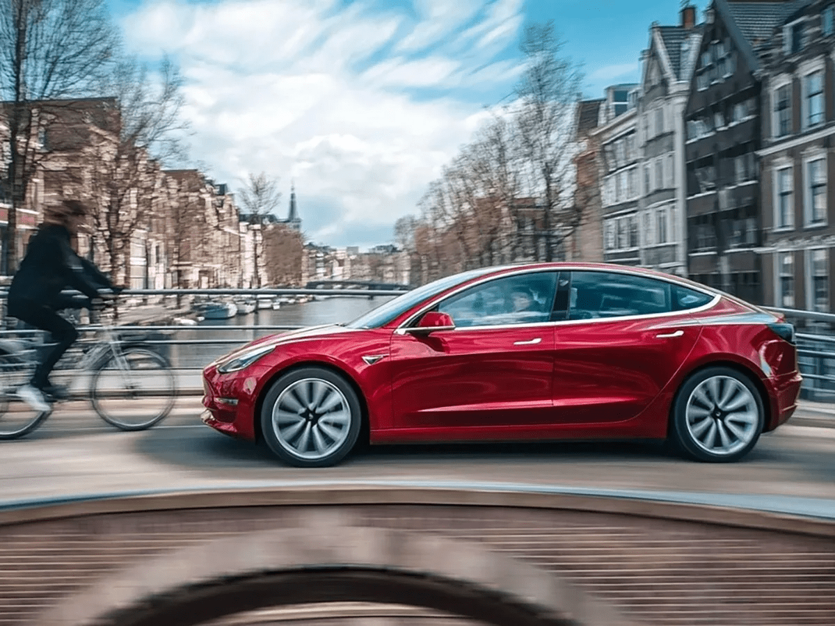 Tesla prices FSD Europe at €99/month but it’s not the version that Americans get
