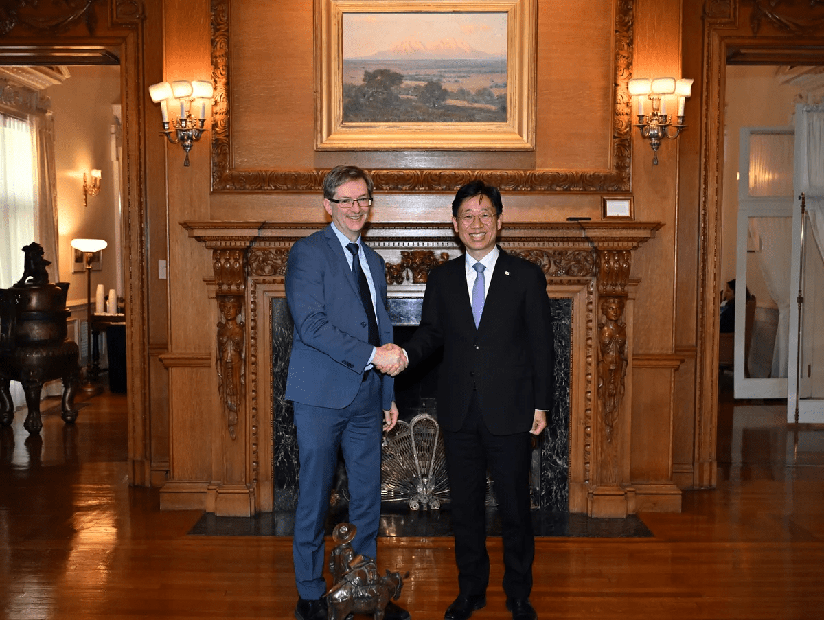 Korea Space Agency Chief Meets US State Department Official at World’s Largest Space Event