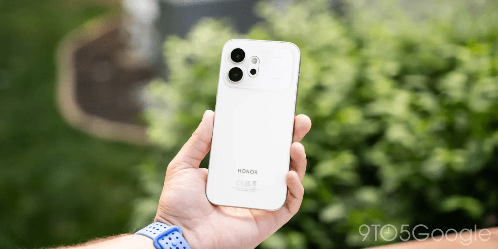 Honor 600 is a spec-heavy budget flagship that looks a lot like an iPhone