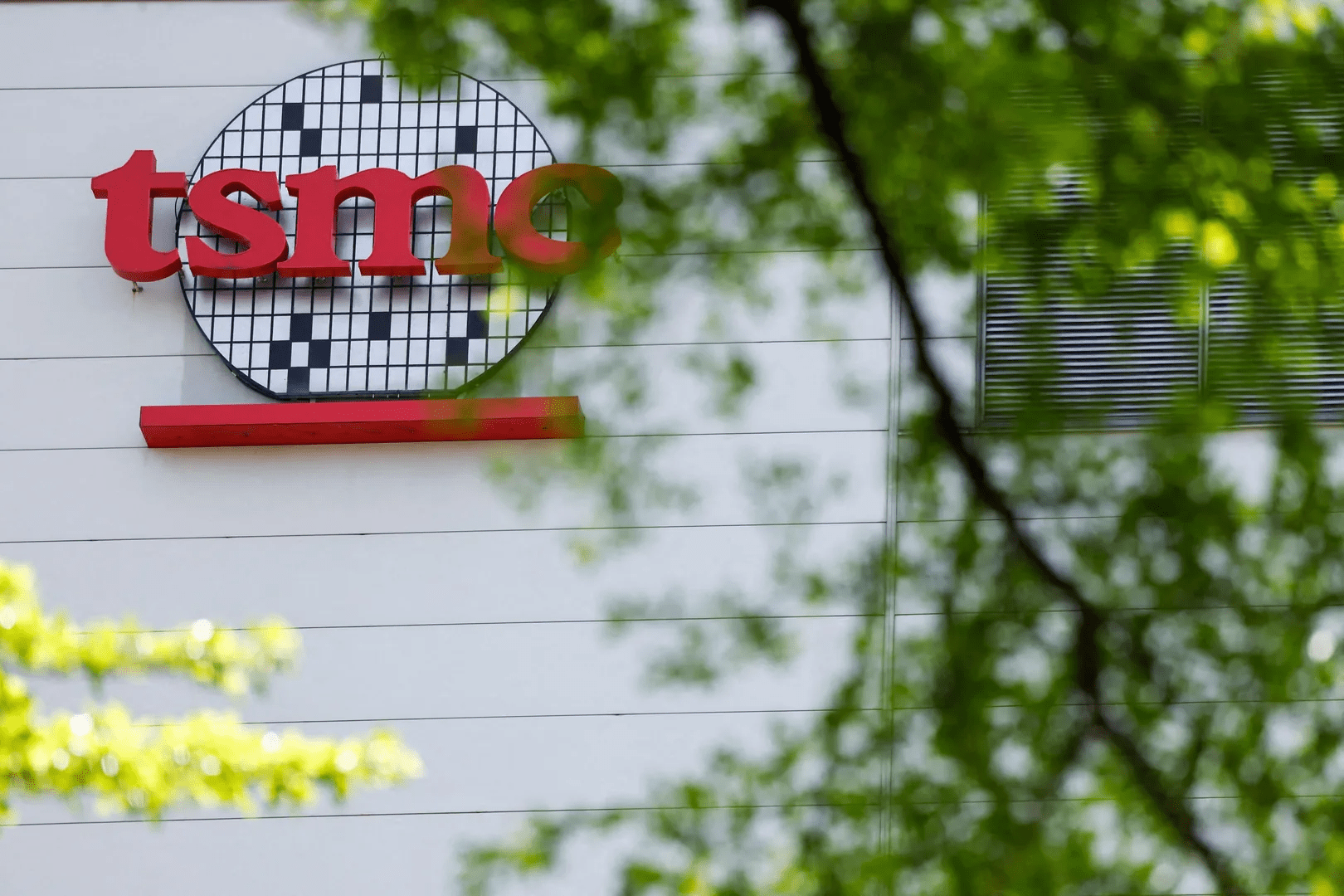 TSMC shows smaller, faster chips without a pricey new tool from ASML