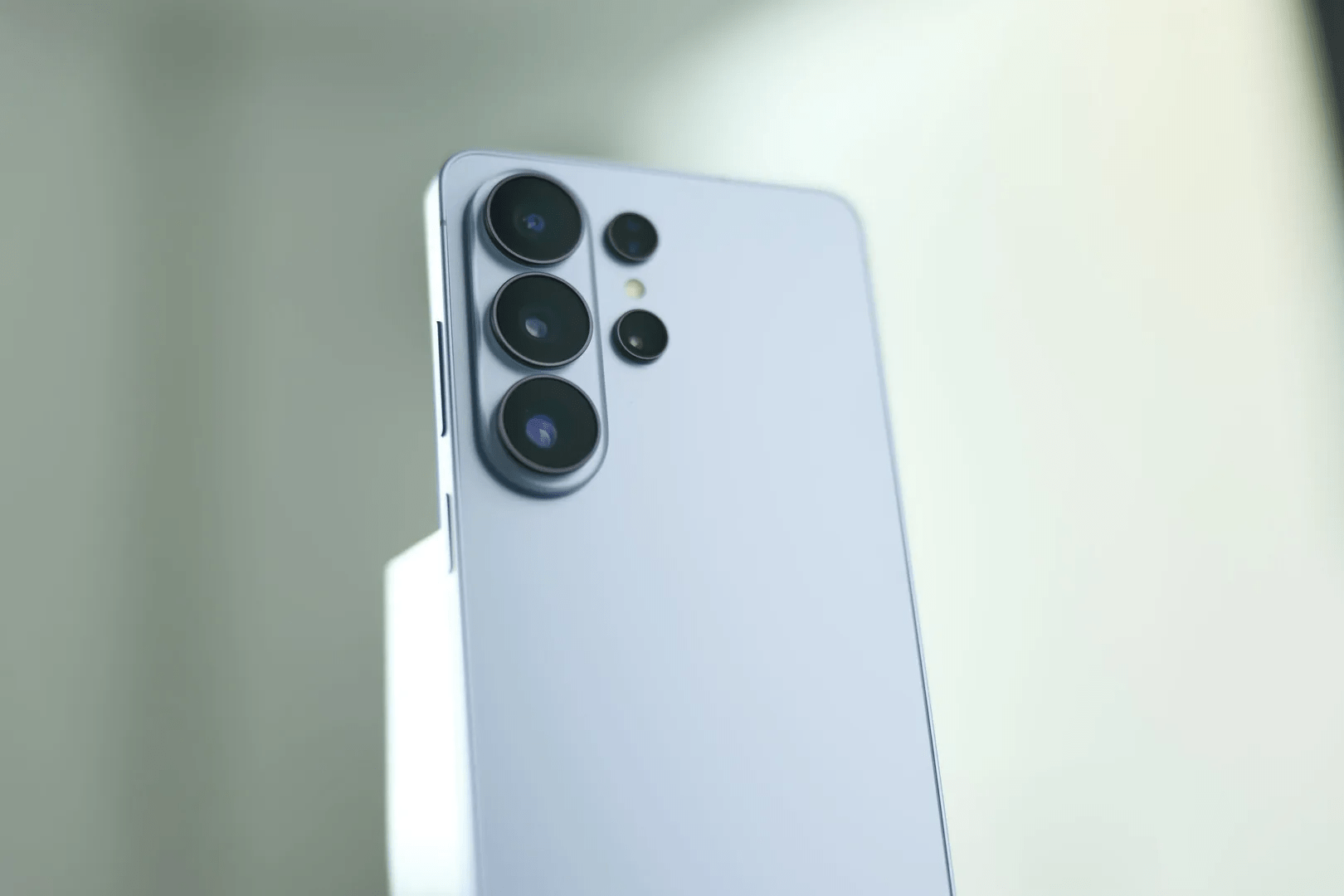 Samsung’s Mobile Division Faces First-Ever Annual Loss as AI Memory Boom Drives Costs Sky-High