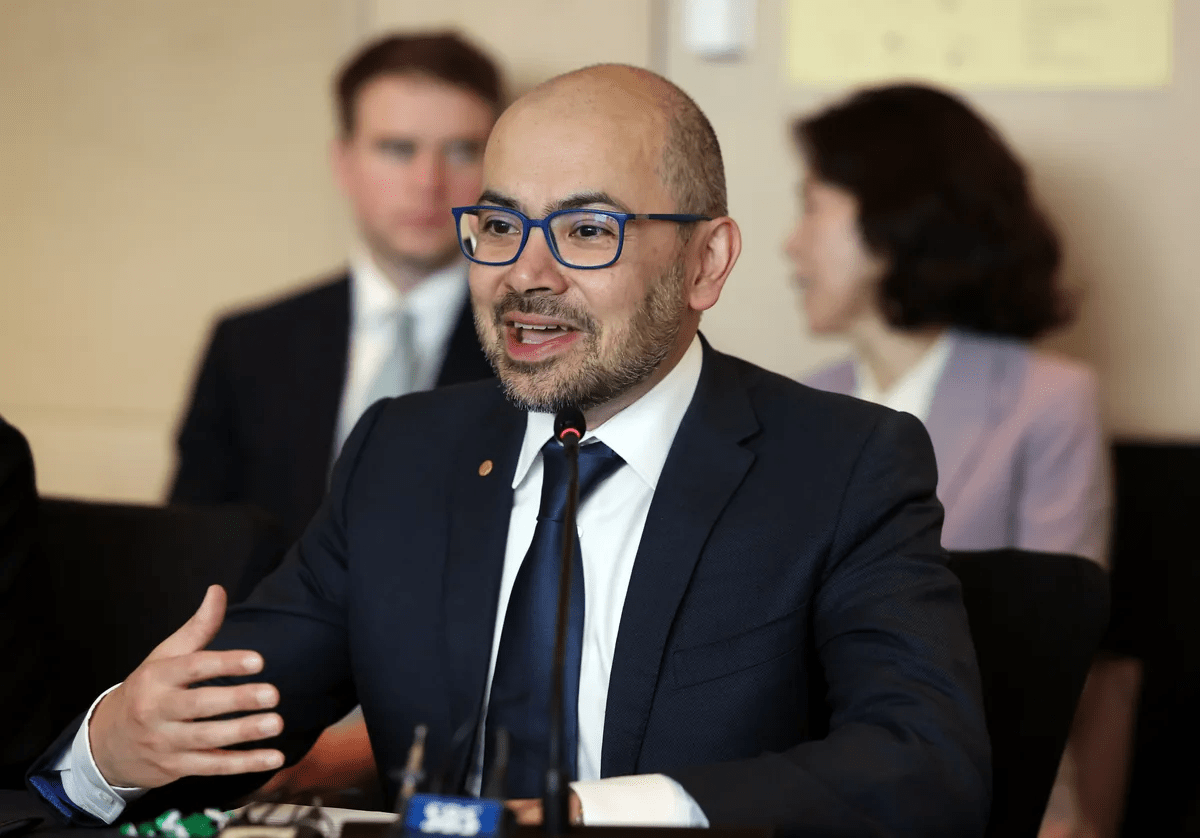 Hassabis Says AI Could Design Hundreds of New Drugs Simultaneously Within Decade