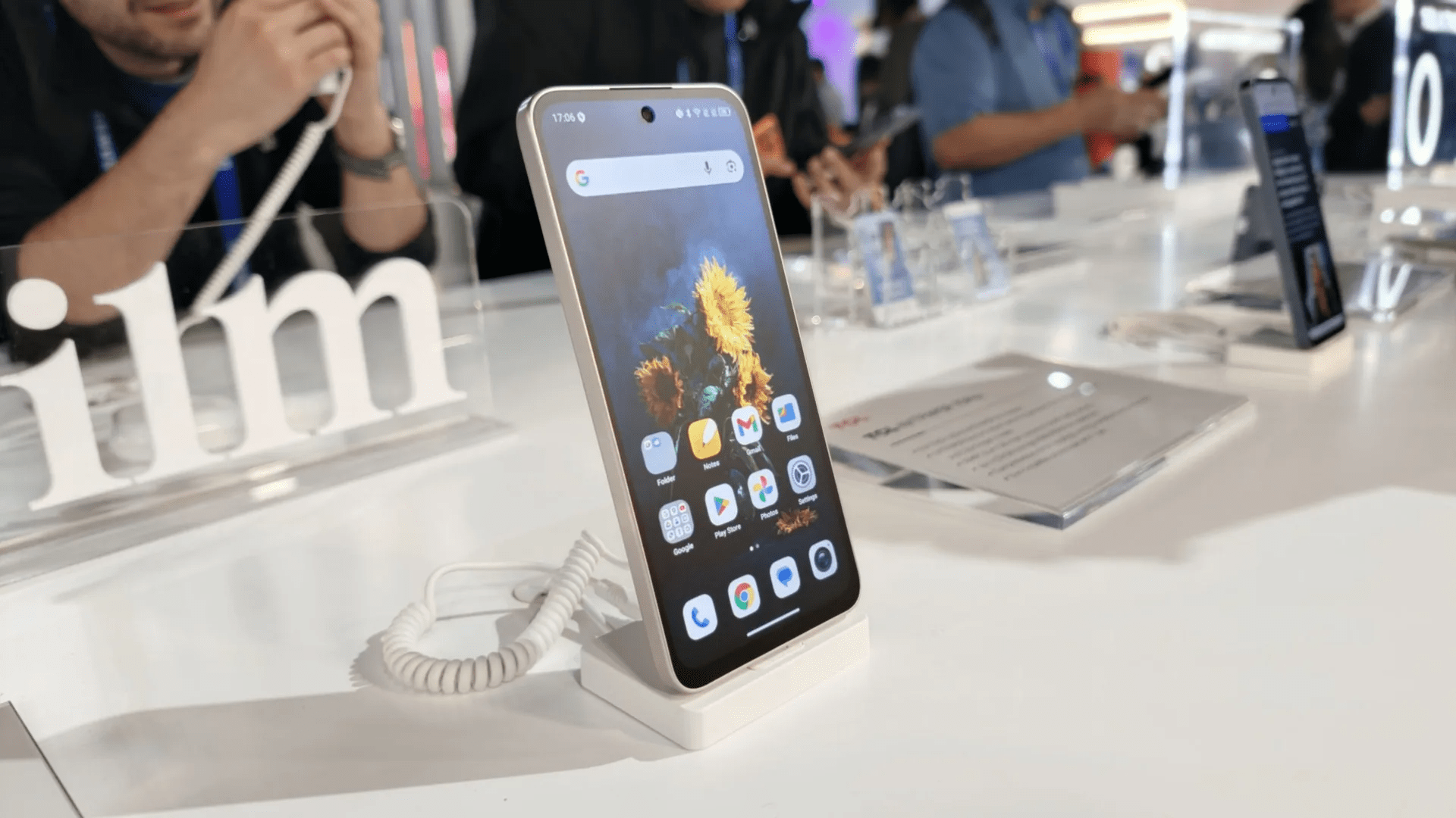 Wait no more: TCL’s e-paper NXTPAPER 70 Pro is at T-Mobile for cheap