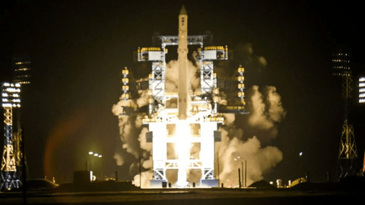 ‘Whatever Russia is testing, it’s sophisticated’: 2 Russian satellites get within 10 feet of each other in orbit