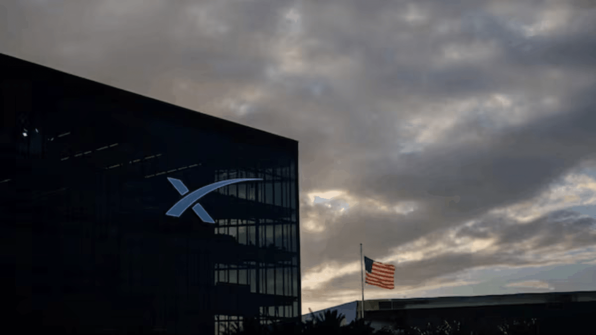 Longtime leaker joins others in saying Apple Glasses won’t arrive until late 2027