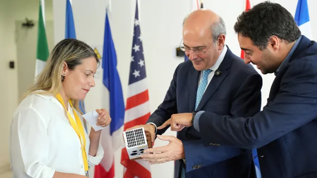 Hatzidakis visits Open Cosmos Aegean where the Greek Hyperion GR satellites are manufactured