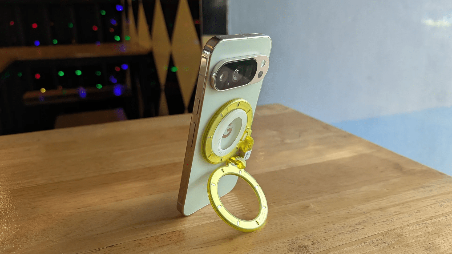 AULUMU made the most innovative magnetic phone stand I’ve seen in a while