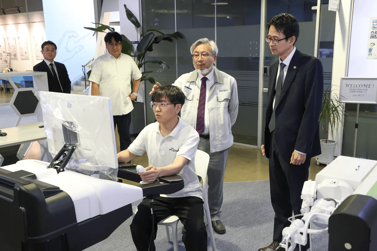 Korea Procurement Chief Visits AI Surgical Robot Firm Roen Surgical