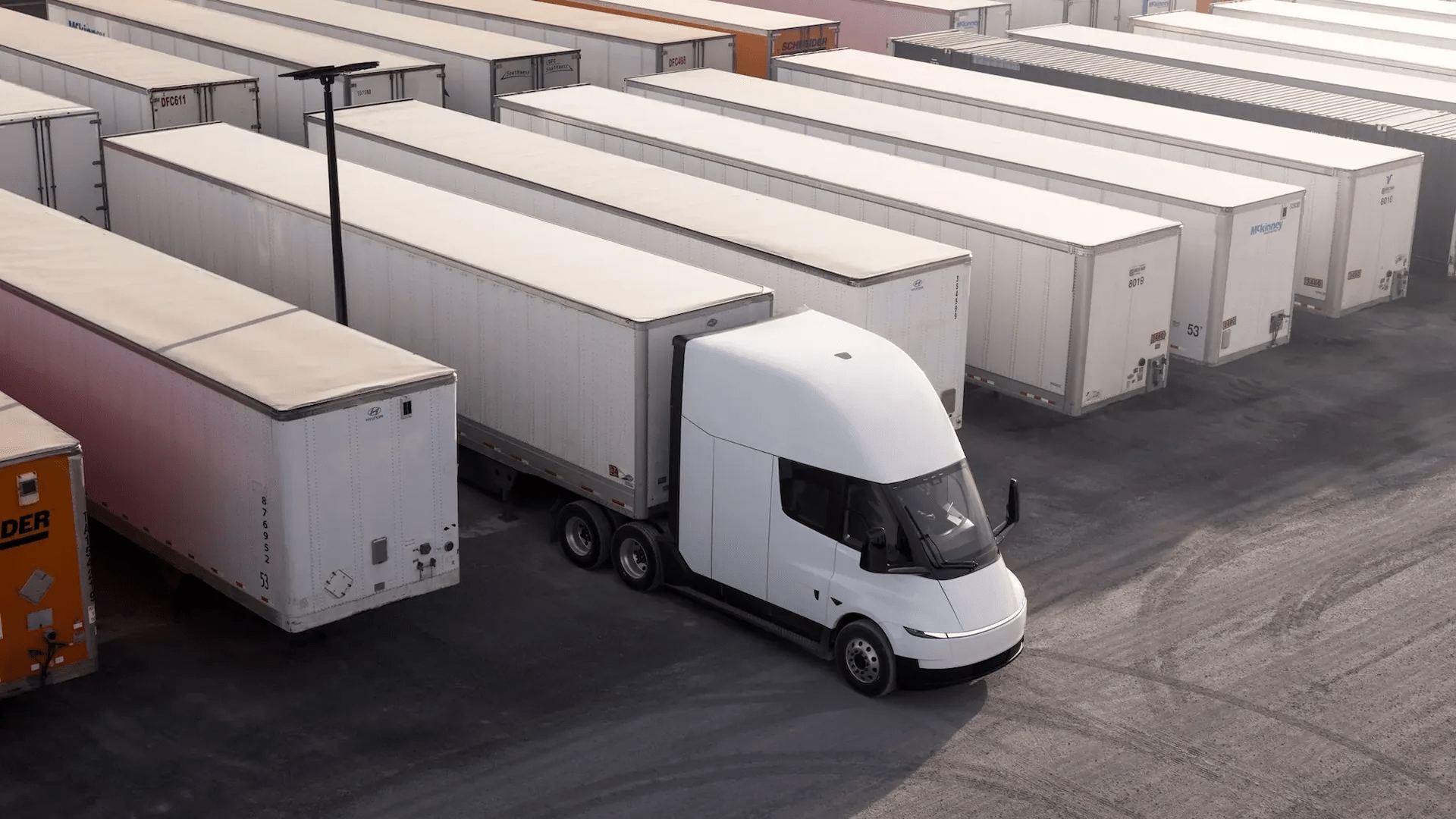 Einride strikes deal to add 500 Tesla Semis to its fleet
