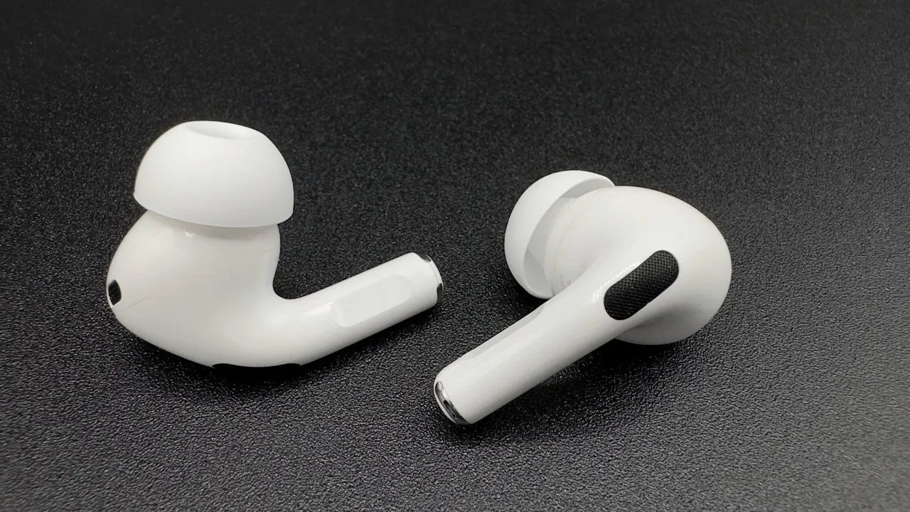There is a good reason to praise AirPods with cameras, and not fear them