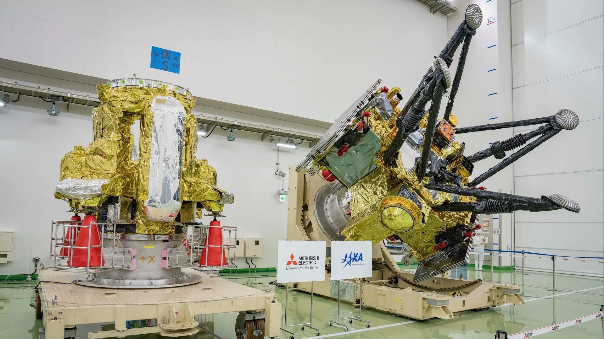 Japan unveils Mars moon sample-return spacecraft ahead of Oct. 19 launch (photos)