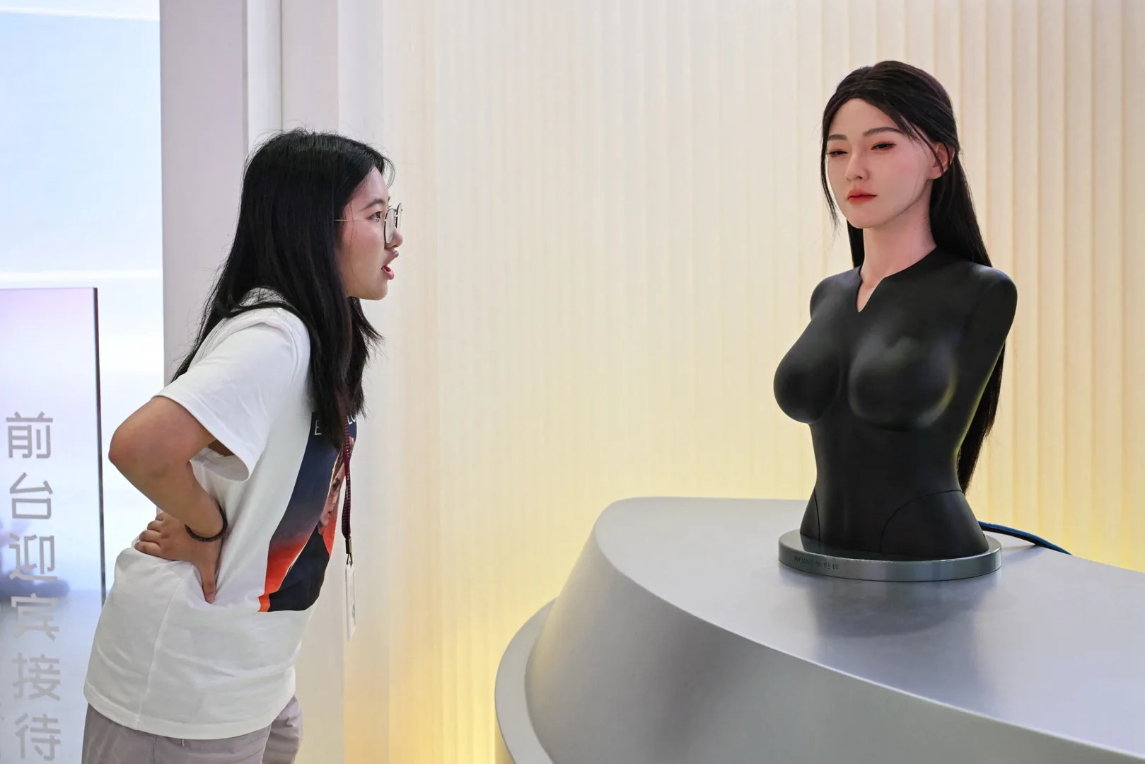 China’s Humanoid Robots Win Factory Contracts: VLA Models Drive Orders