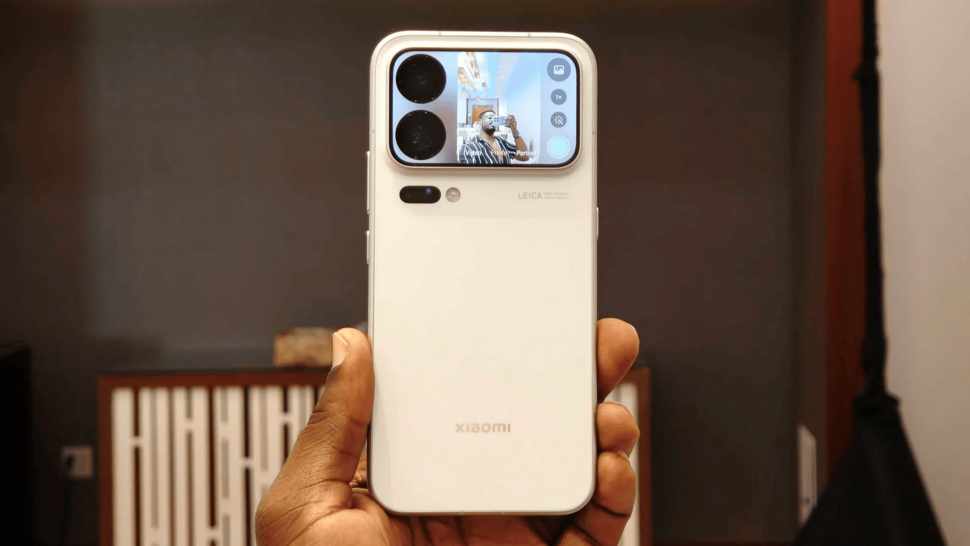 I went hands-on with the Xiaomi 18 Pro phones, and they bring two very cool display features I wish were on every Android phone