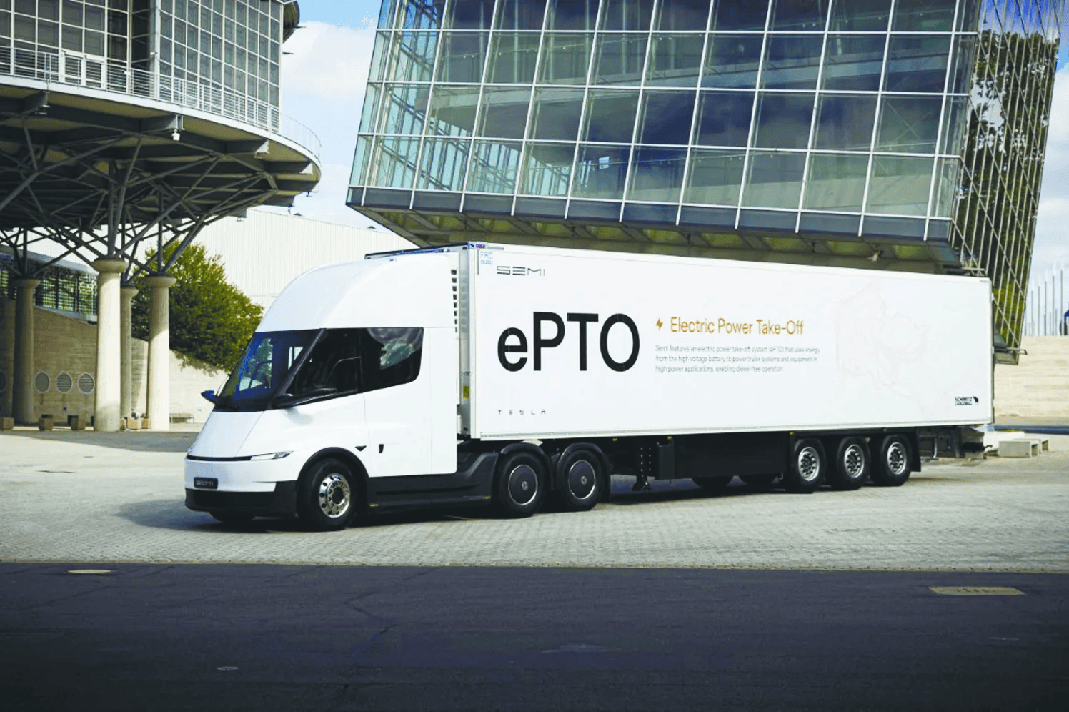 Tesla begins to deliver Semi electric trucks