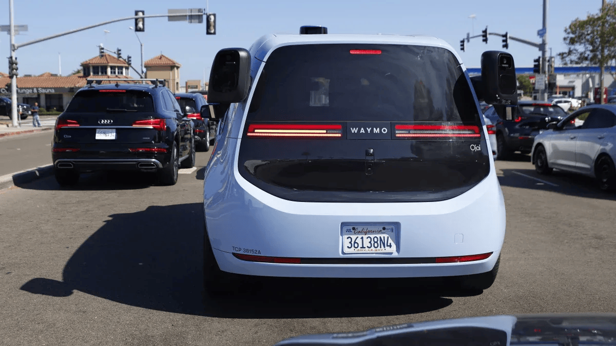 California announces AV regulation, fines for robotaxis that impede emergency responders