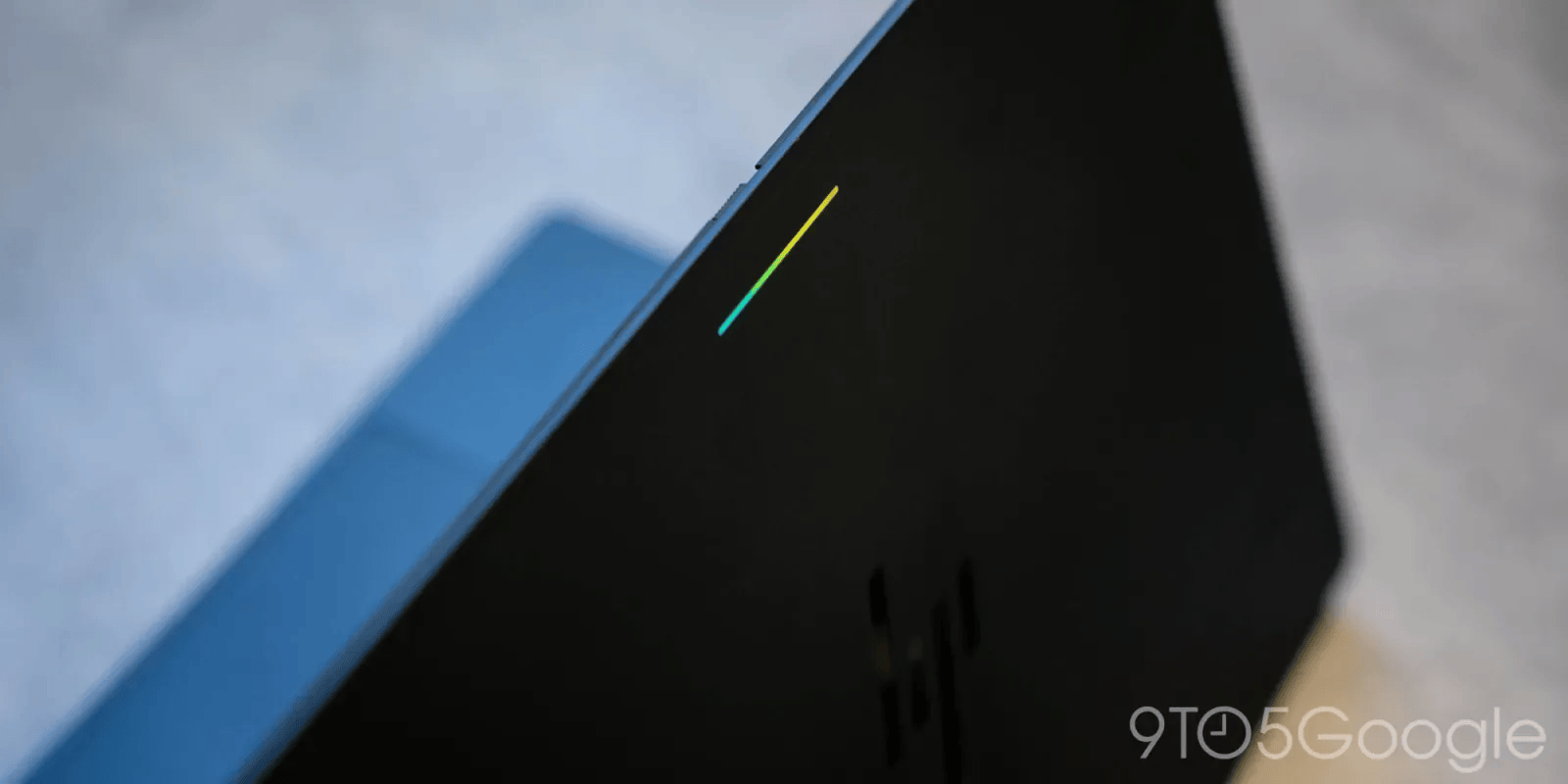 Googlebook Glowbar doesn’t have the ‘knock-knock’ Chromebook Pixel battery gesture