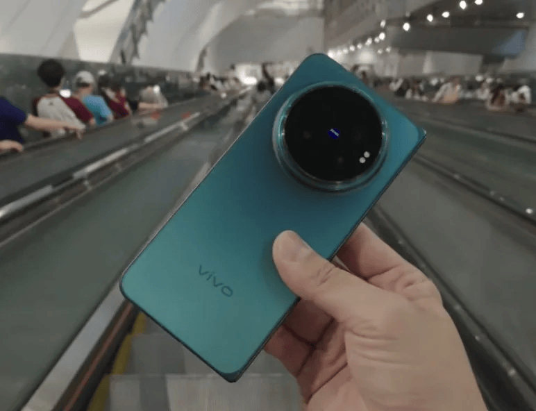 (VIDEO) Vivo X Fold 6 Review: Huge 7,000mAh Battery and 200MP Zeiss Camera , but Weight and Crease Linger