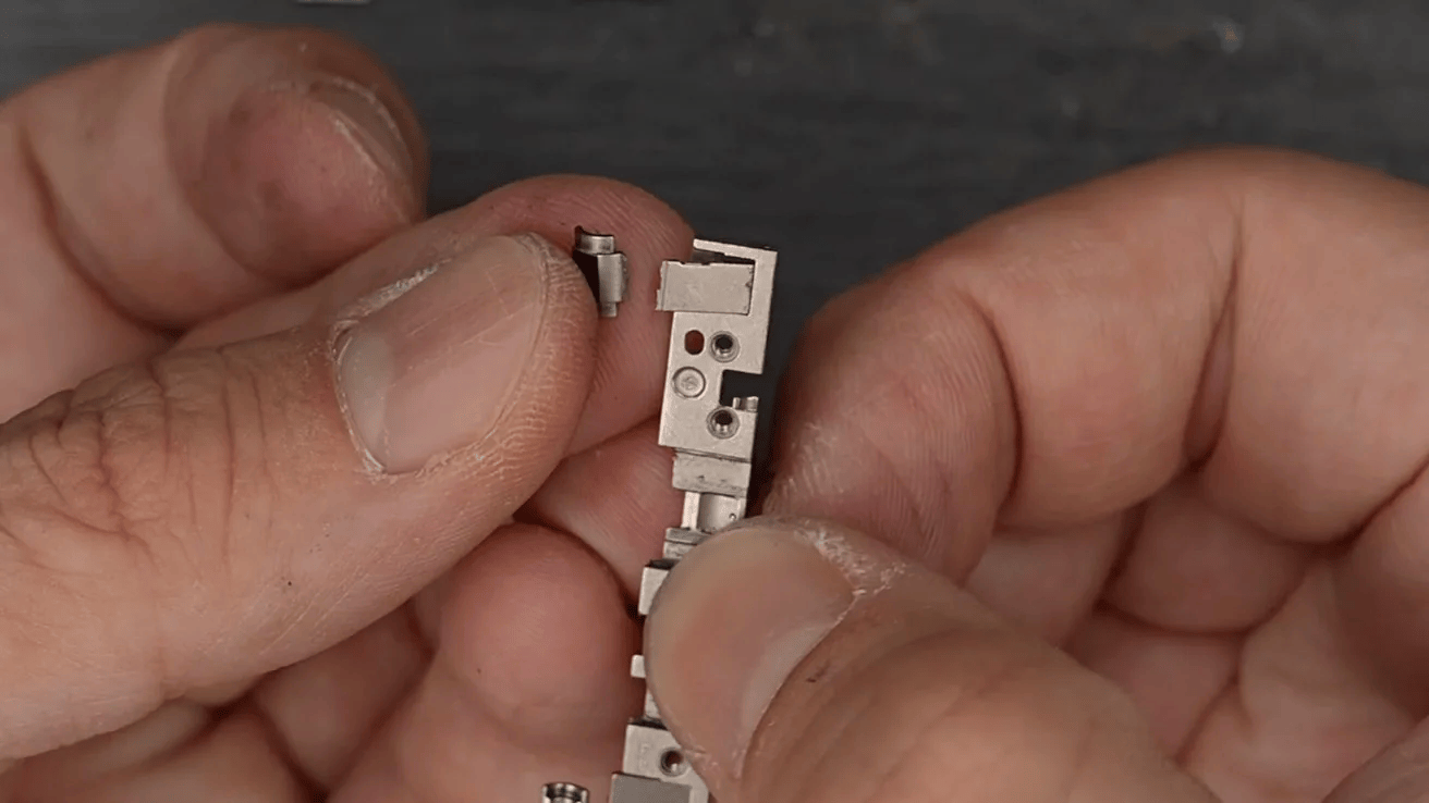 Hinge damage suspected to be behind iPhone Duo screen cracks