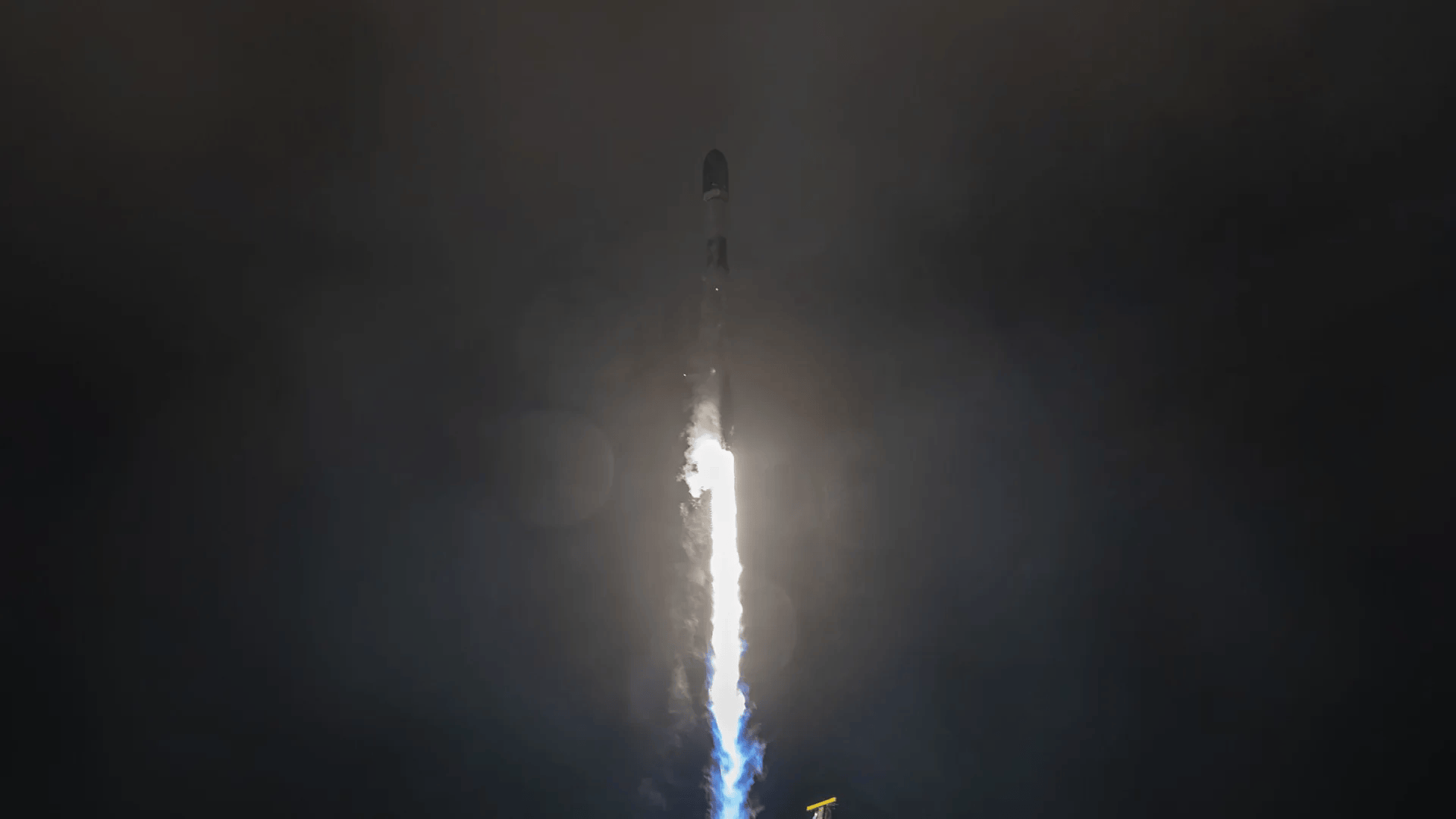 SpaceX Falcon 9 launches early morning Starlink mission from California (video)