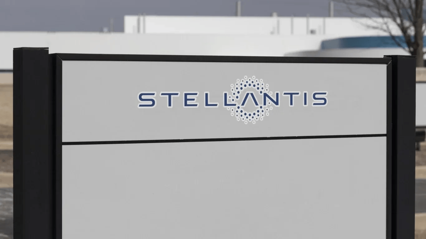 Stellantis Sinks 7% as Jeep Weakness Offsets Ram Strength; Ford Drops 2%, General Motors Slips