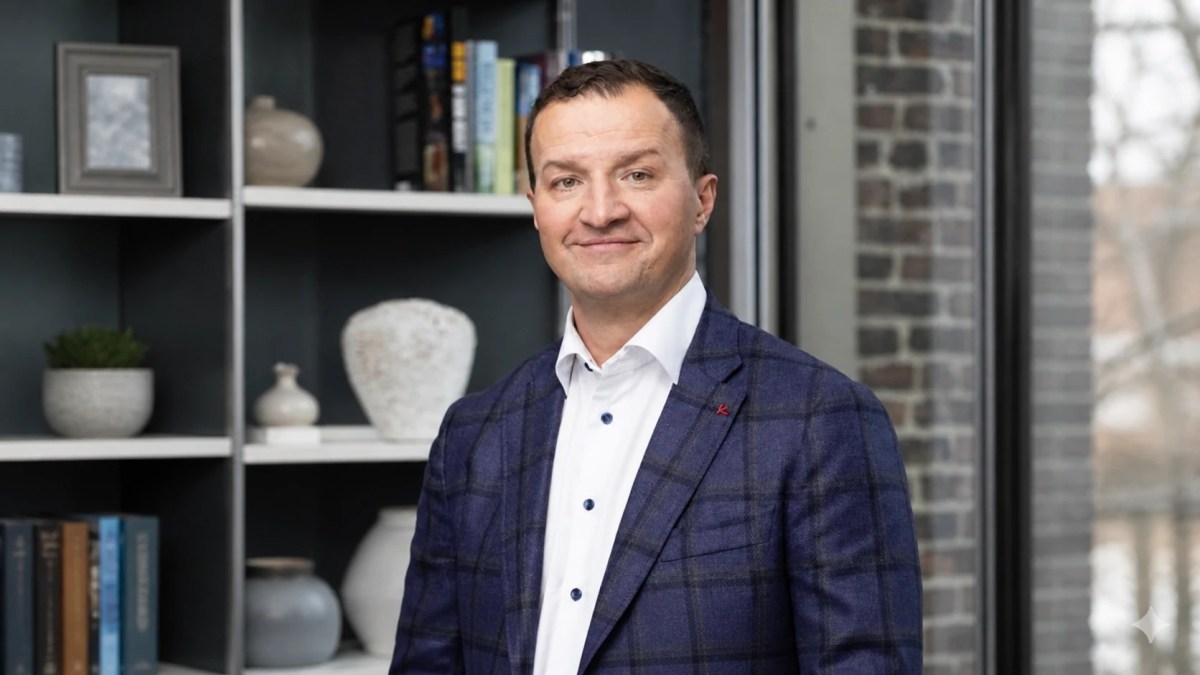 Dali Rajic prezentând strategia OpenAI în cadrul restructurării executive înaintea ofertei publice inițiale, ca noul CRO al companiei. | sursa foto: TechCrunch