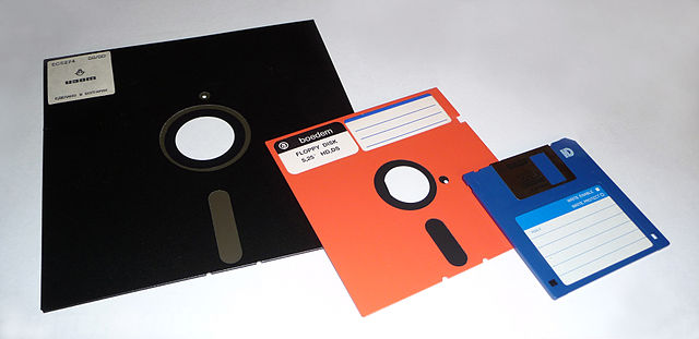 Floppy Disks Di George Chernilevsky - Opera propria, Pubblico dominio, Wikimedia.org