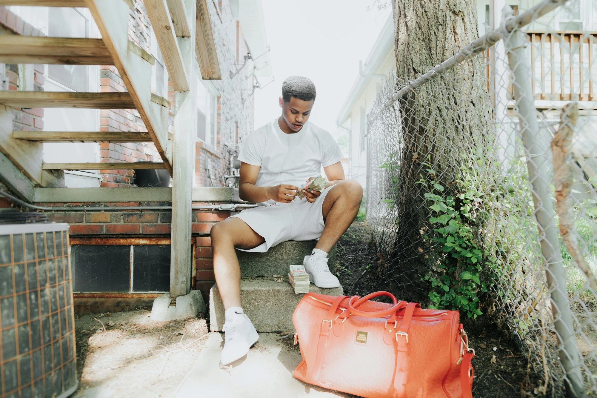 What Are the Best Ways to Save Money on Travel?