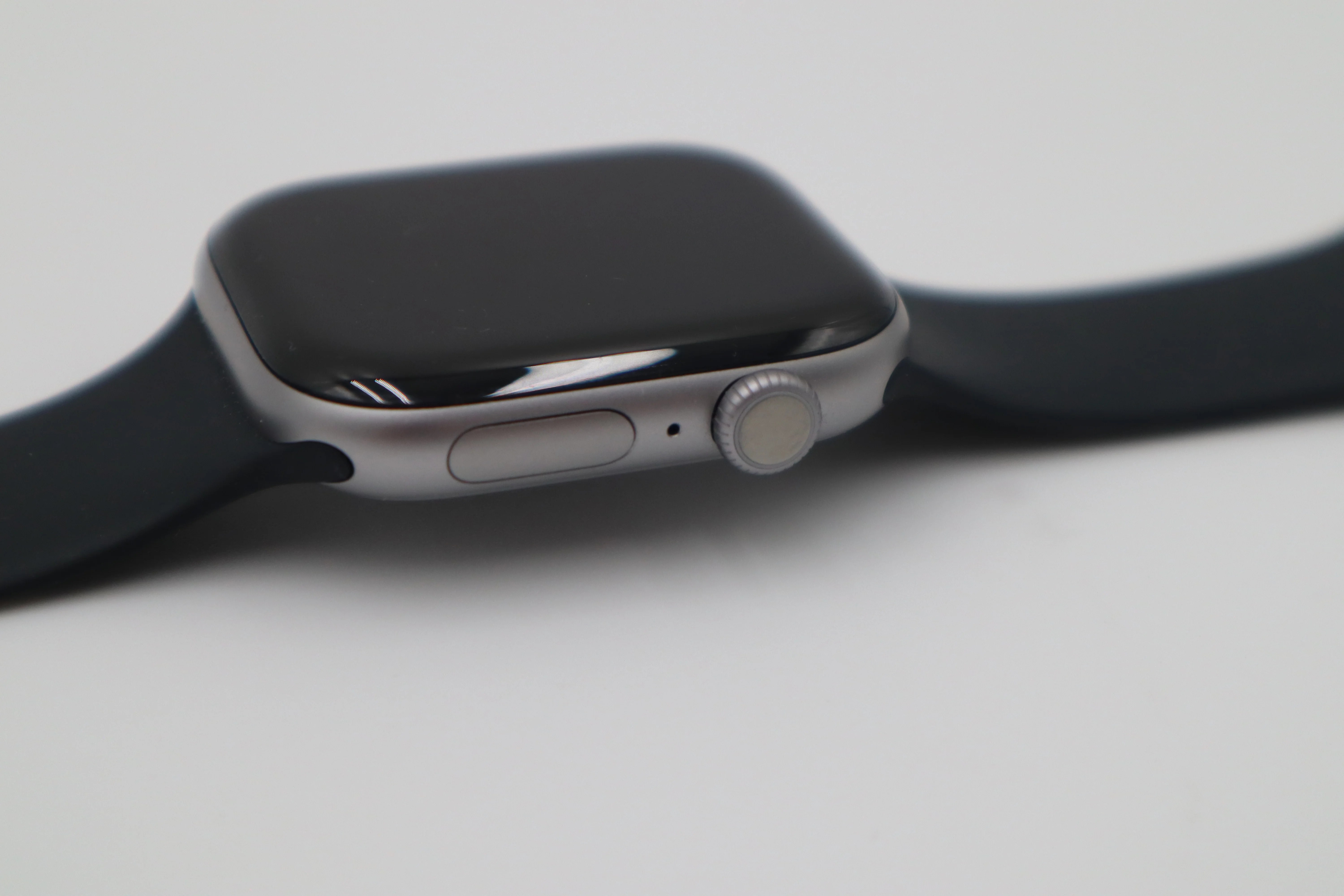Apple Watch Series 11 buttons