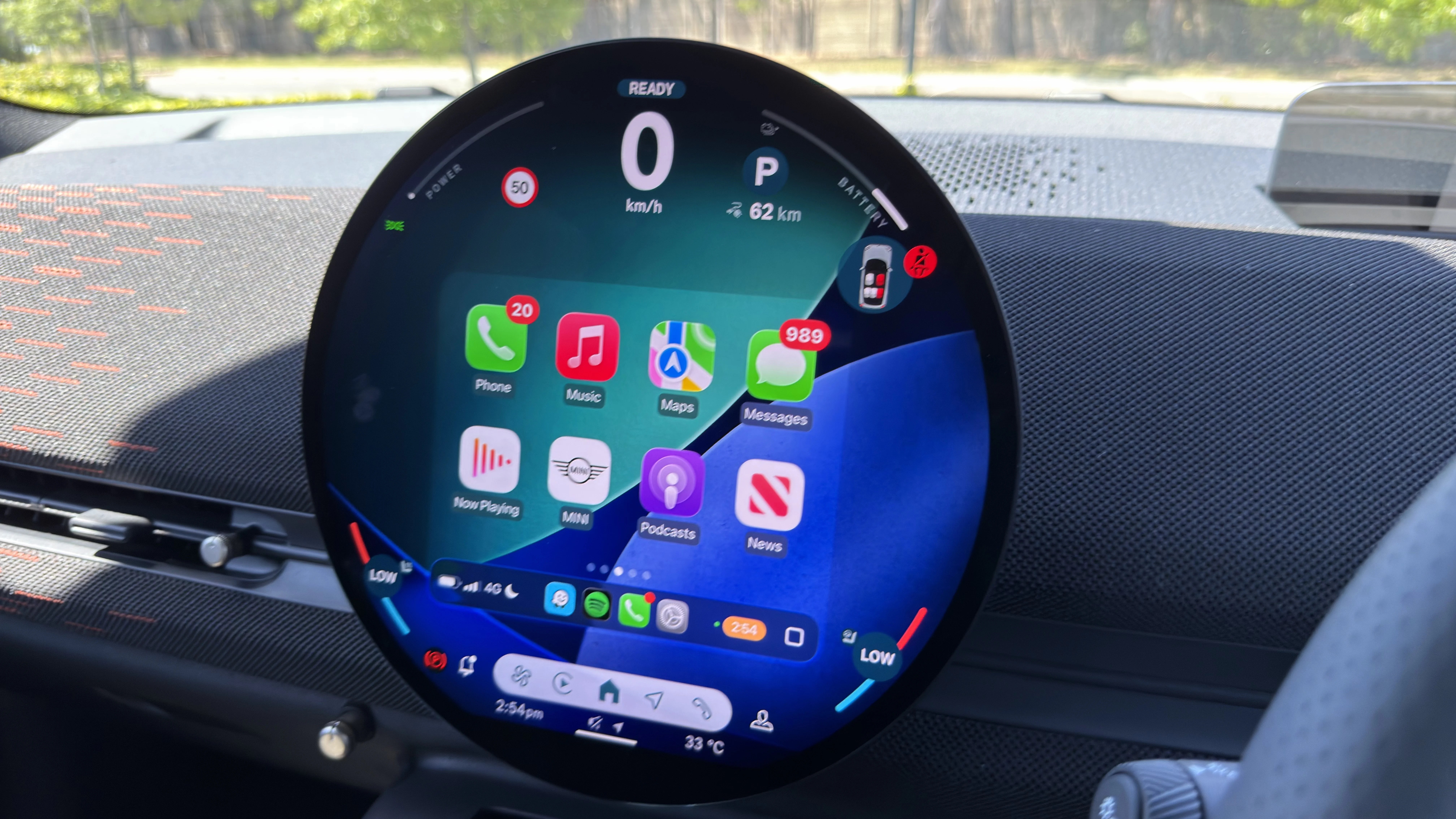 2026 Mini Aceman JCW circular central infotainment display with Apple CarPlay apps, 0 km/h speed and 62 km battery range