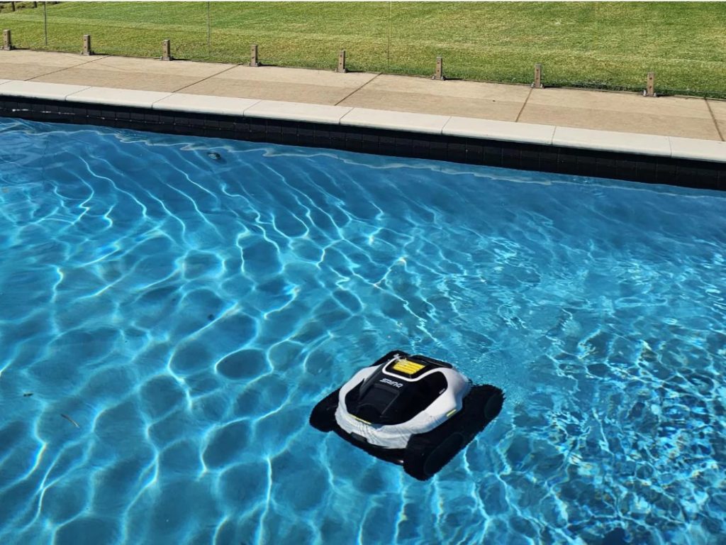 MAMMOTION SPINO E1 robotic pool cleaner submerged in the water