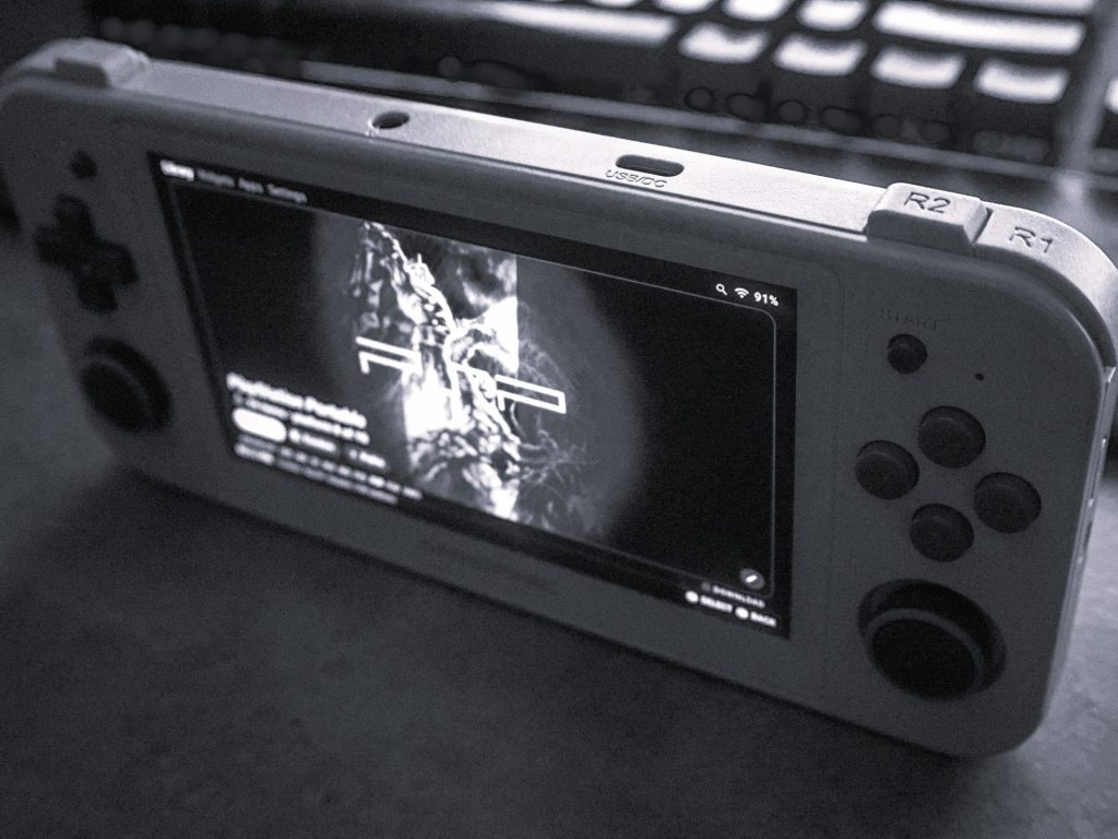 Anbernic RG505 standing up with PSP screen visible -- Techigar