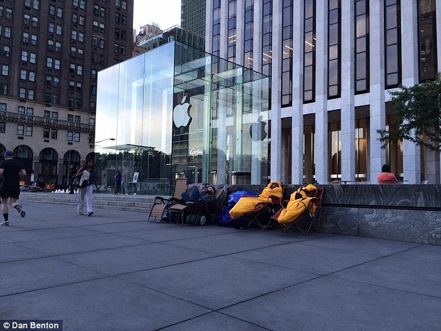 1409905714953_wps_8_people_queing_for_ip