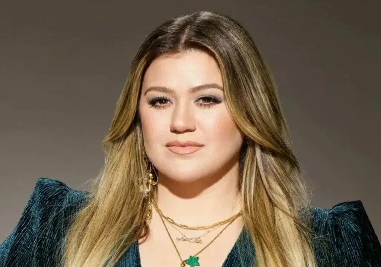 Fans are incredibly impacted by Kelly Clarkson's mysterious message.