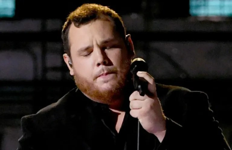 The funerals of three men who died after attending his concert are paid for by Luke Combs.